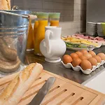 Ibis Styles Cap 3000 Aeroport 酒店