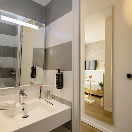 ホテル Ibis Styles Cap 3000 Aeroport 3*